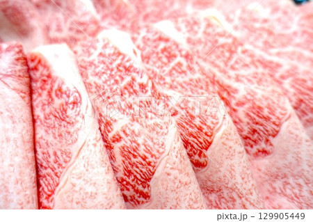 すき焼き用の牛肉薄切りスライス 129905449