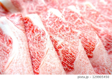 すき焼き用の牛肉薄切りスライス 129905450