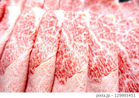 すき焼き用の牛肉薄切りスライス 129905451