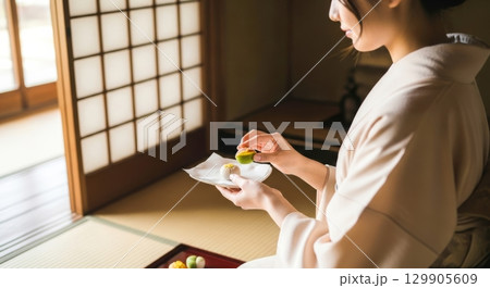 着物姿でいただく上品な和菓子 129905609