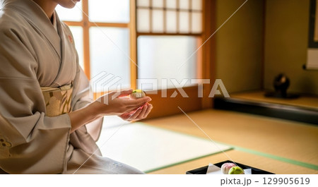 着物姿でいただく上品な和菓子 129905619