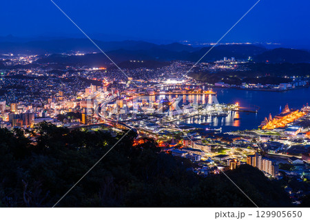 《長崎県》佐世保市の夜景・弓張岳展望台の眺望 《長崎県》佐世保市の夜景・弓張岳展望台の眺望 129905650