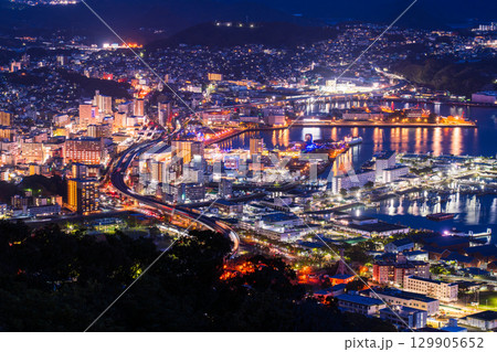 《長崎県》佐世保市の夜景・弓張岳展望台の眺望 《長崎県》佐世保市の夜景・弓張岳展望台の眺望 129905652