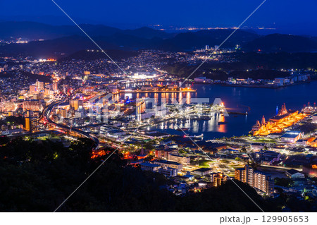 《長崎県》佐世保市の夜景・弓張岳展望台の眺望 《長崎県》佐世保市の夜景・弓張岳展望台の眺望 129905653