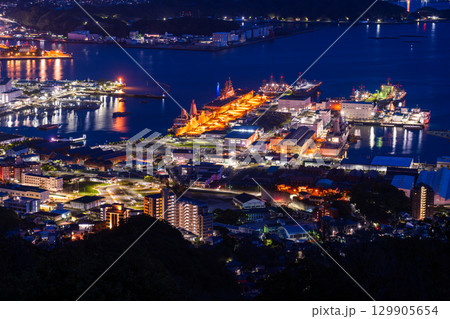 《長崎県》佐世保市の夜景・弓張岳展望台の眺望 《長崎県》佐世保市の夜景・弓張岳展望台の眺望 129905654