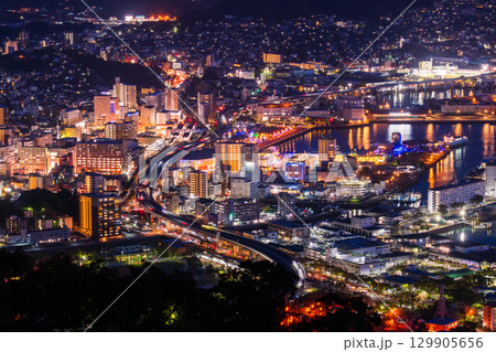《長崎県》佐世保市の夜景・弓張岳展望台の眺望 129905656