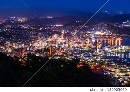 《長崎県》佐世保市の夜景・弓張岳展望台の眺望 《長崎県》佐世保市の夜景・弓張岳展望台の眺望 129905659