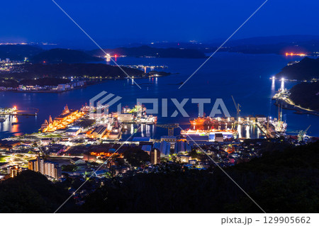 《長崎県》佐世保市の夜景・弓張岳展望台の眺望 《長崎県》佐世保市の夜景・弓張岳展望台の眺望 129905662