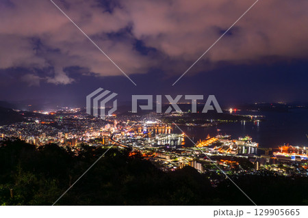 《長崎県》佐世保市の夜景・弓張岳展望台の眺望 129905665
