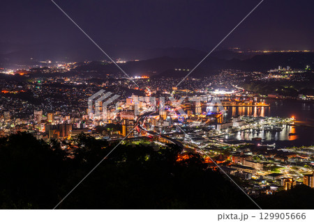《長崎県》佐世保市の夜景・弓張岳展望台の眺望 《長崎県》佐世保市の夜景・弓張岳展望台の眺望 129905666