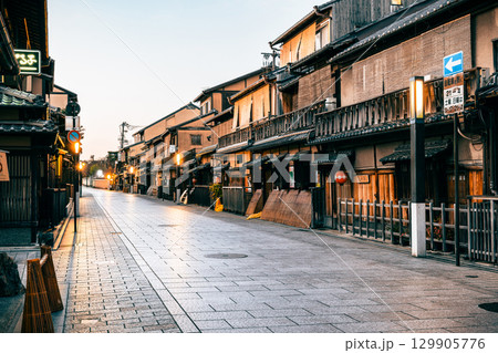 秋の京都　雨上がりの祇園花見小路　朝景 129905776