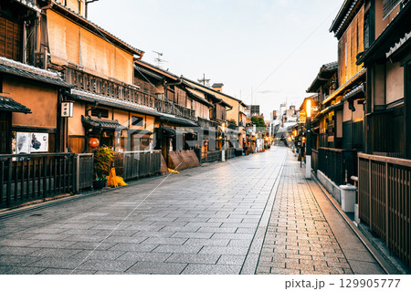 秋の京都　雨上がりの祇園花見小路　朝景 129905777