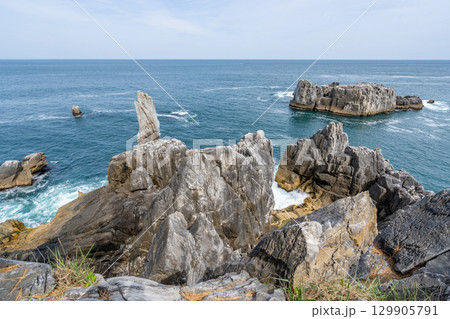 唐桑半島　折石　大理石の石柱　明治の三陸大津波時に先端が折れた　八幡岩　巨釜半造 129905791