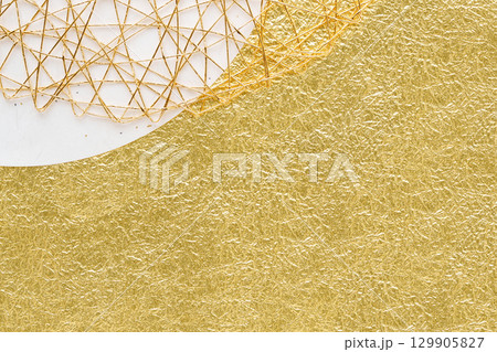 金色のもみ和紙と水引の和風背景 金色のもみ和紙と水引の和風背景 129905827