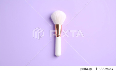 淡いラベンダー背景に置かれたシンプルなメイクブラシ 129906083