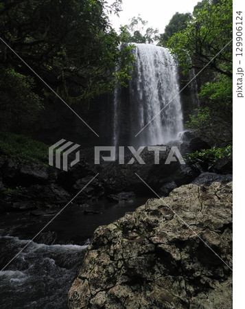 岩を抱いて落ちる白の帯―Zillie Fallsの構造 129906124