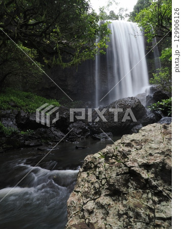 岩を越えて流れる白の帯―Zillie Fallsの午後 129906126