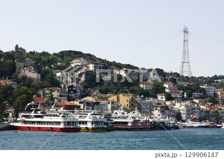 トルコ イスタンブール ボスボラス海峡のクルーズ船 129906187