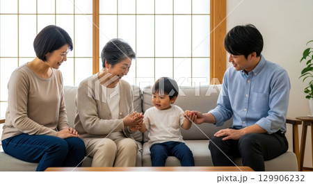 祖母と孫のふれあいと家族の絆  129906232