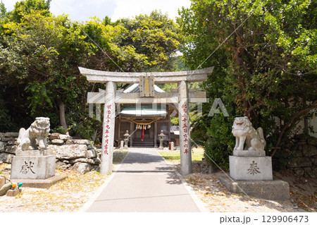 小茂田浜神社　二の鳥居から見た本殿 129906473