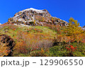 焼岳中腹からの紅葉と初冠雪 129906550