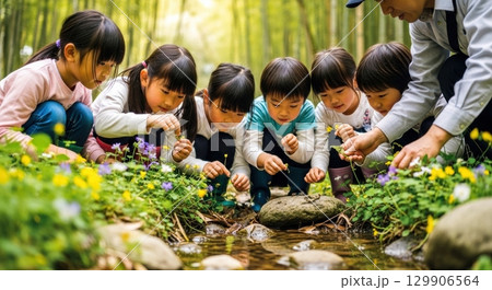 野外学習で植物を調べる児童たち 129906564