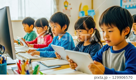 タブレット学習をする小学生 129906570