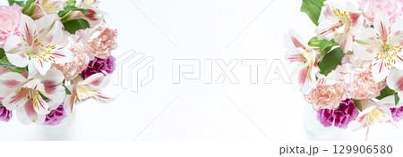 主にピンクと白の花束イメージ素材 129906580