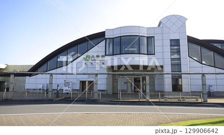 JR総武線の八街駅、北口から見た駅舎 129906642