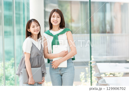 大学生　キャンパスライフ　若い女性 129906702