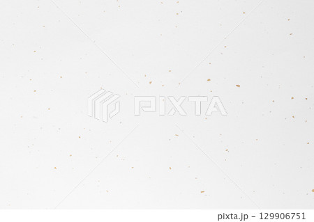 金箔銀箔の入った白い和紙の背景 129906751