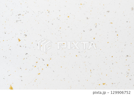 金箔銀箔の入った白い和紙の背景 129906752