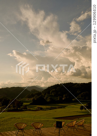 棚田テラス　夕陽に照らされた棚田　稲穂　黄金色　つなぐ棚田遺産比和三河内の棚田 129906810