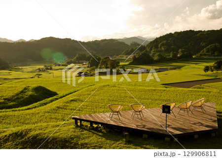 棚田テラス 夕陽に照らされた棚田 稲穂 黄金色 つなぐ棚田遺産比和三河内の棚田 棚田テラス 夕陽に照らされた棚田 稲穂 黄金色 つなぐ棚田遺産比和三河内の棚田 129906811