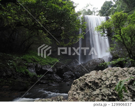 岩に囲まれ落ちる白の声―Zillie Fallsの構造美Ⅲ 129906837