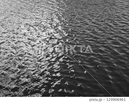 水面に映る風の動きと波紋の美 水面に映る風の動きと波紋の美 129906961