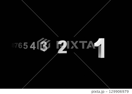 一列に並ぶ立体的な白い数字 一列に並ぶ立体的な白い数字 129906979