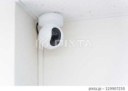 天井設置の防犯カメラ 129907250