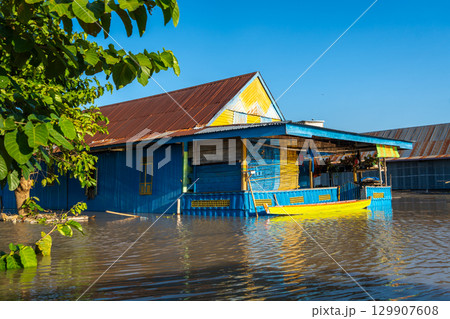 Traditional Bugis floating houses on Lake Tempe, Sulawesi, Indonesia 129907608