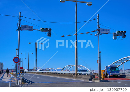 東京都調布市多摩川原橋交差点から多摩川原橋と稲城市、富士山方面 129907799