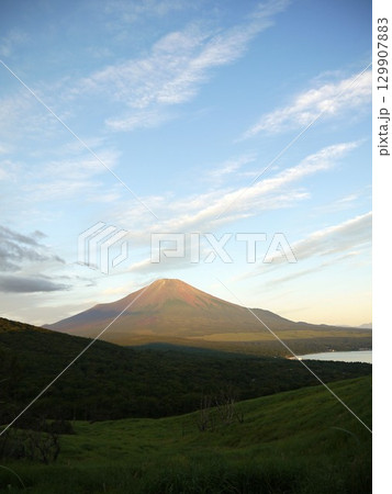 朝焼けが綺麗な夏の赤富士 朝焼けが綺麗な夏の赤富士 129907883