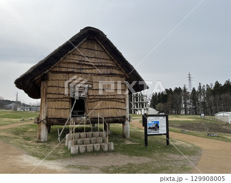 世界文化遺産三内丸山遺跡の掘立柱建物跡【エディトリアル使用限定】 129908005
