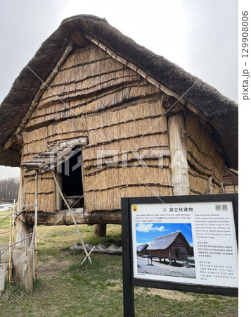 世界文化遺産三内丸山遺跡の掘立柱建物跡【エディトリアル使用限定】 129908006