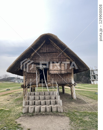 世界文化遺産三内丸山遺跡の掘立柱建物跡【エディトリアル使用限定】 129908008