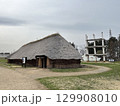 世界文化遺産三内丸山遺跡の大型竪穴建物跡 129908010