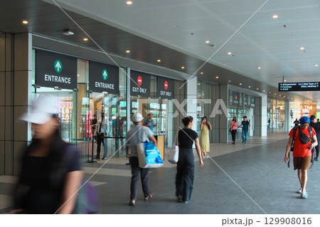 躍動するフィリピン - マニラ・マカティの中心街（One Ayala） 　都市景観（2025年6月） 129908016