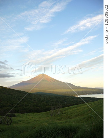 朝焼けが綺麗な夏の富士山 129908022
