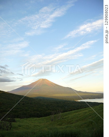 朝焼けが綺麗な夏の富士山 129908023