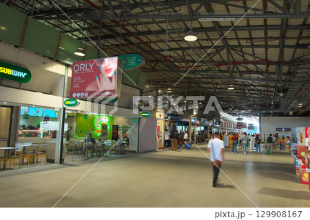 躍動するフィリピン - マニラ・マカティのアヤラ・センター駅 　都市景観（2025年6月） 129908167