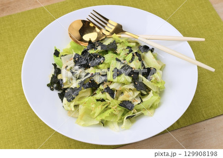 チョレギサラダ、レタスと海苔とゴマとごま油を使った醤油ドレッシングのサラダ 129908198